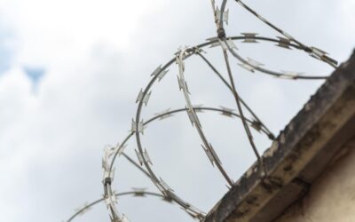 Wyrok w zawieszeniu a zatarcie skazania – kiedy dane znikają z Krajowego Rejestru Karnego?